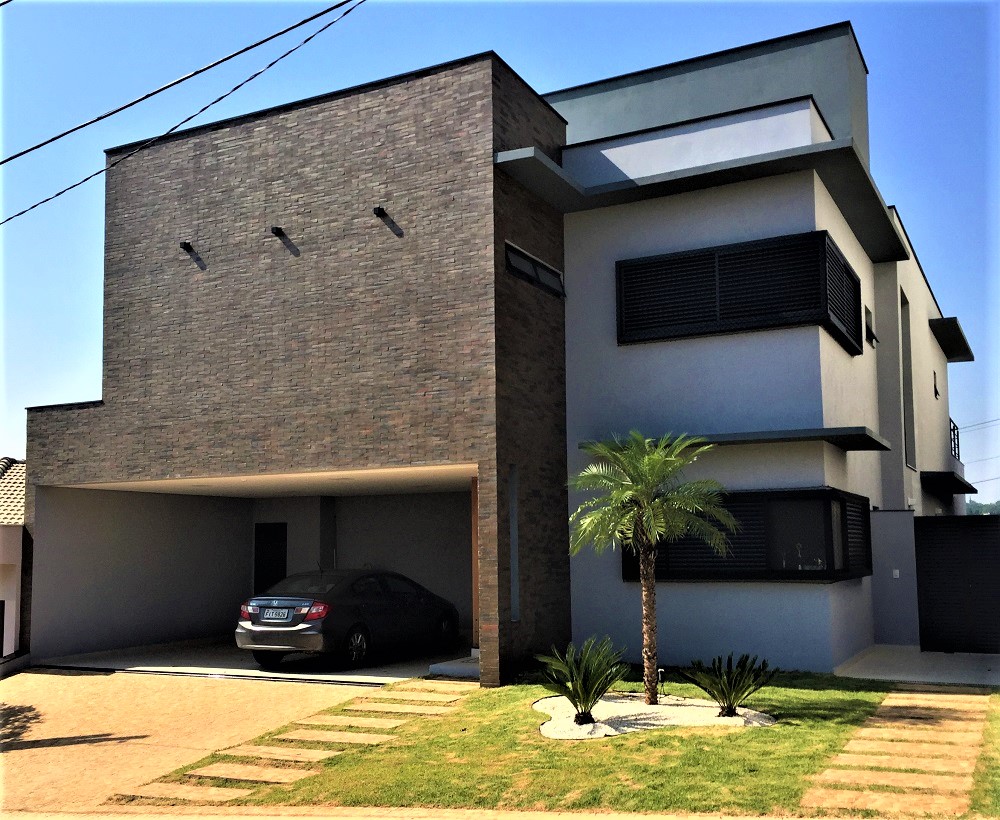 Fachada com estilo – Brick Vecchio Nero ‘blinda’ área externa em residência em Piracicaba