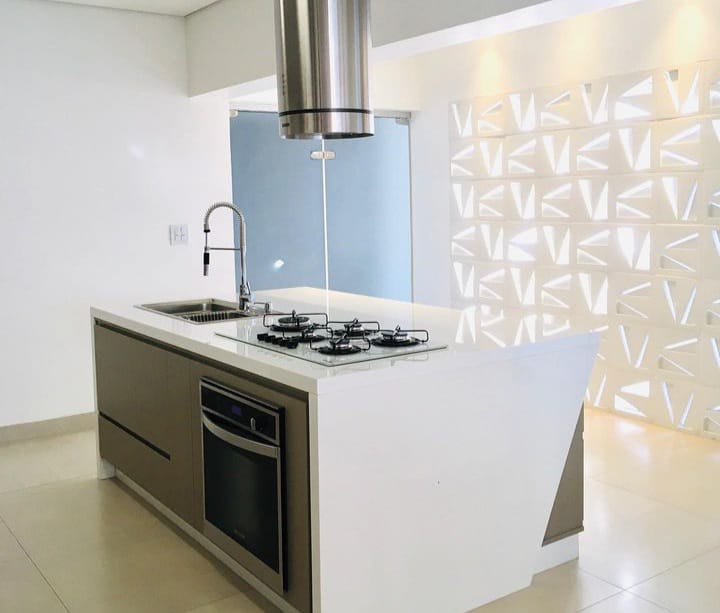 Cobogós Brise Clair e Sombre trazem luz, ventilação e elegância a cozinha contemporânea