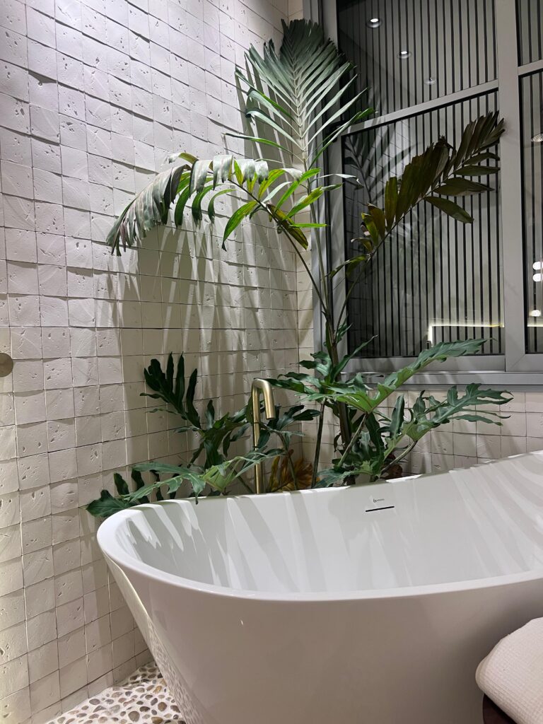 Elegância sutil, mas marcante – Quadratto Terracota Bianco em suíte da Mostra Nexus 2025 no Vale do Paraíba