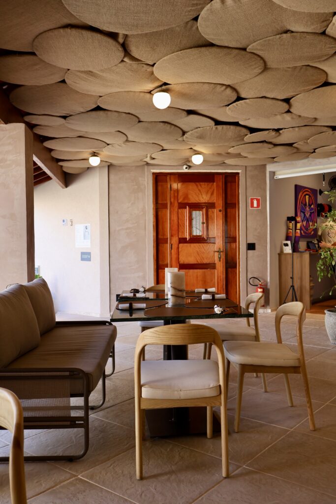 CASACOR Ribeirão Preto 2025 – Restaurante Brisa, sofisticação acolhedora com piso Roccia Beige